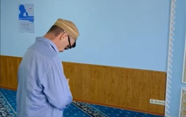 ukranian man embraces Islam